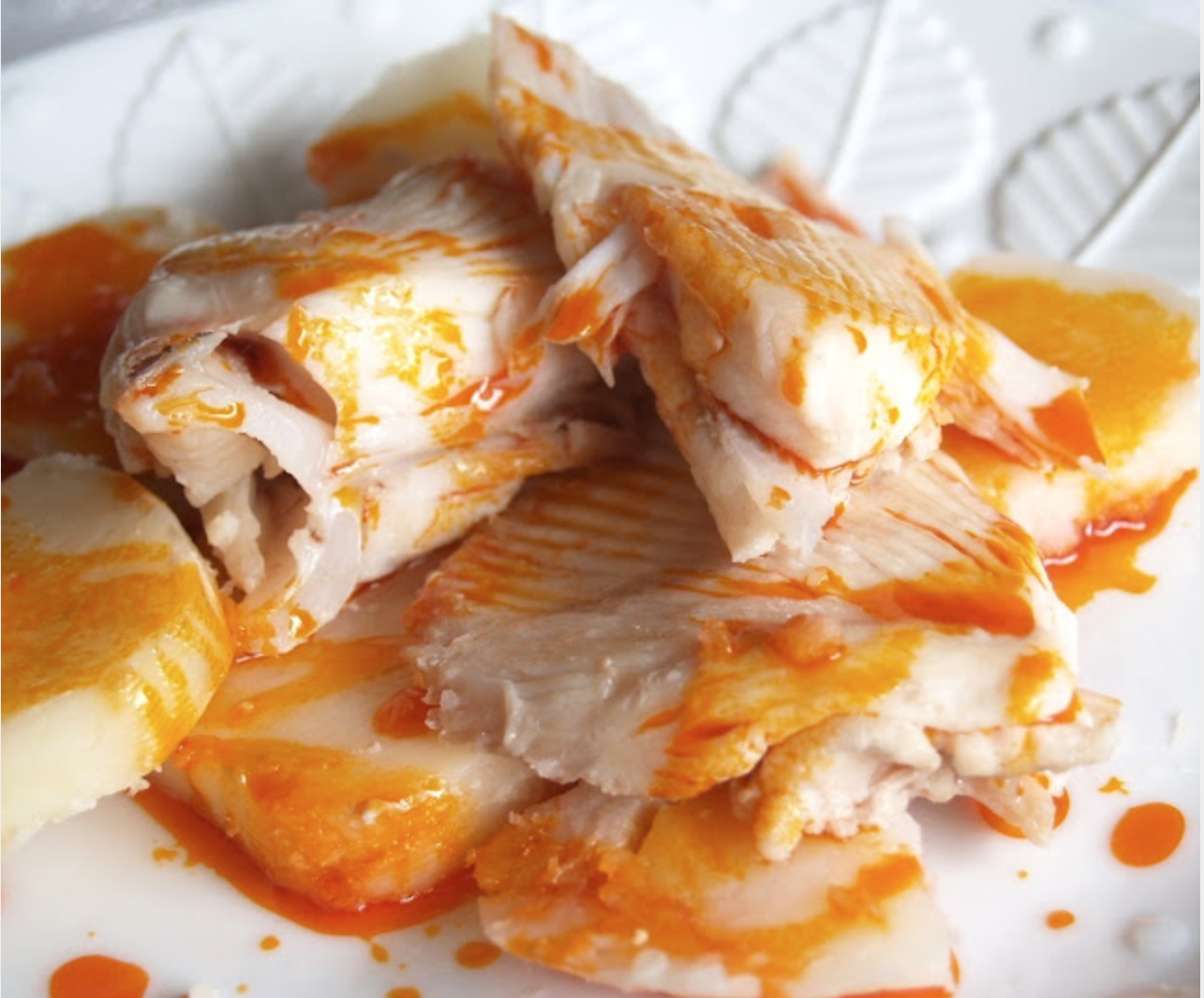 Ensalada de pimientos asados atún y huevo con raya gallega